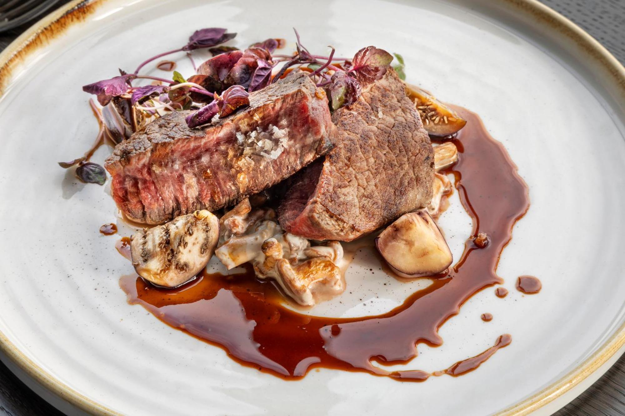 เมเลีย เวียนนา Hotel ภายนอก รูปภาพ A steak prepared with a reduction of red wine